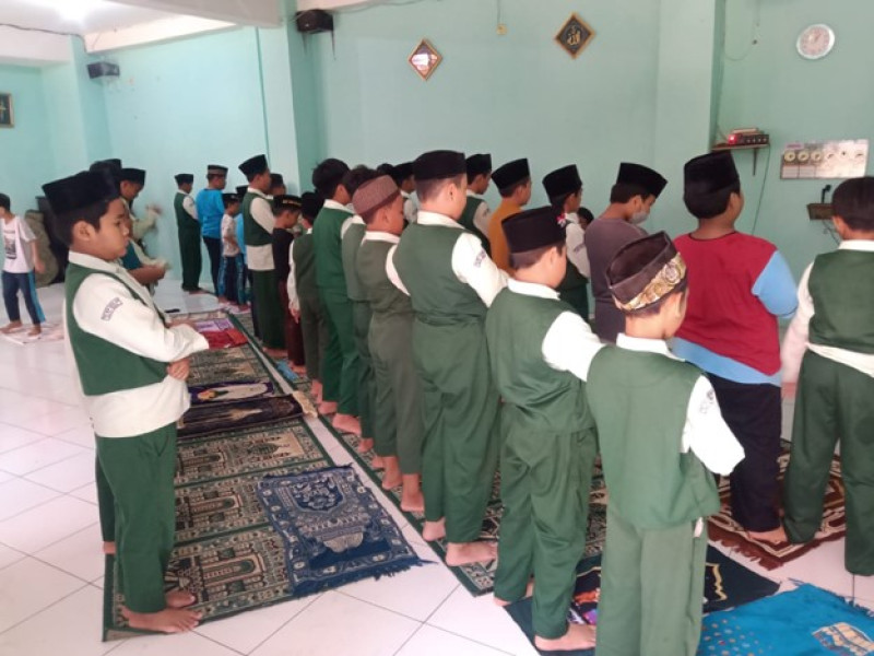 Mengenalkan Sholat Berjamaah Sejak Dini