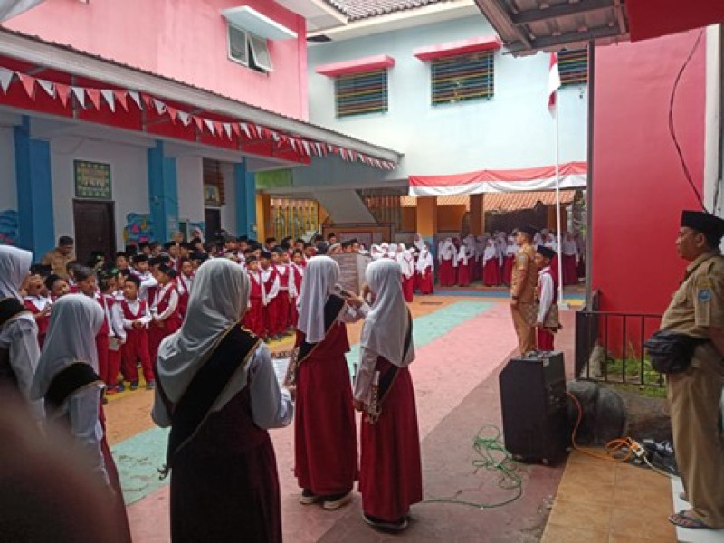 Menyiapkan Siswa/Santri SDIT BIAS Assalam sebagai Petugas Upacara Bendera
